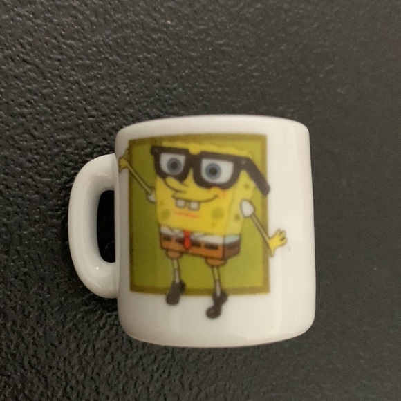 T Shirt with Mugs and Tin - Picture 3 of 7